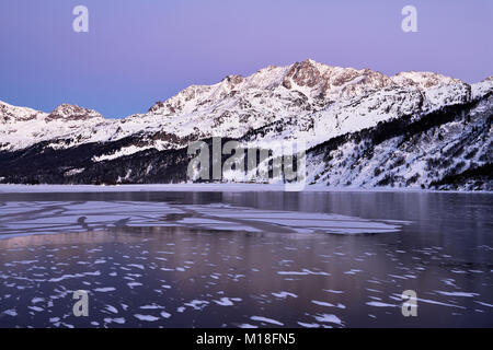 Gefrorenen Silsersee im Winter, Piz Murtèl, Piz Corvatsch, Maloja, Oberengadin, Kanton Graubünden, Schweiz Stockfoto