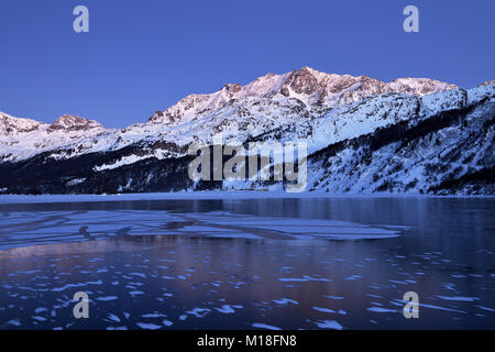Gefrorenen Silsersee im Winter, Piz Murtèl, Piz Corvatsch, Maloja, Oberengadin, Kanton Graubünden, Schweiz Stockfoto
