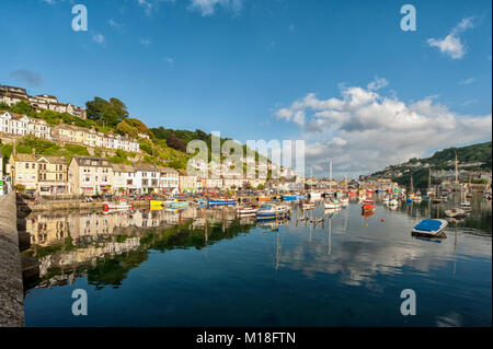 LOOE, CORNWALL - 06. JUNI 2009: Blick auf den Fluss Looe und den Hafen in der Stadt Stockfoto