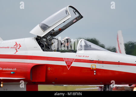 Patrouille Suisse Kunstflugstaffel der Schweizer Luftwaffe. Fliegt das Team sechs Northrop F-5E Tiger II Fighter jet Flugzeuge. Pilot Captain M Duft Stockfoto