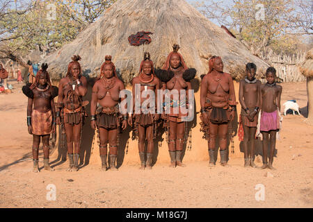 Himba Frauen vor ihrer Hütte, Kaokoveld, Namibia Stockfoto