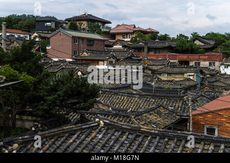 Allgemeine Ansicht der koreanischen traditionellen Dächer in Seoul Altstadt. Koreanische traditionelle Dächer von Stockfoto