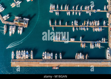 Luftaufnahme von erstaunlichen Boote bei Sonnenuntergang. Minimalistischer Landschaft mit Boote und Meer in Marina Bay. Ansicht von oben von drohne von Hafen mit Yacht, Motorboot ein Stockfoto