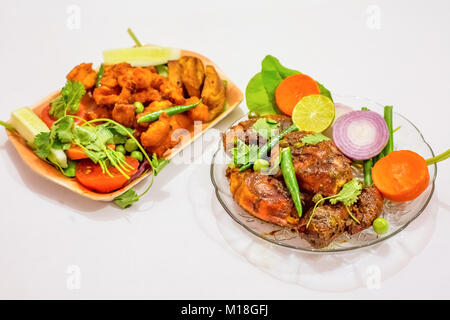 Köstlich würzigen indischen starter Schüssel, Knusprig frittierte Garnelen und entbeinten Hühnerbrustprodukten pakora. Bengali indische Küche auf weißem Hintergrund. Stockfoto