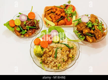 Scharfe Indische nicht-vegetarische Lebensmittel aus der gebratenen Reis, frittierte würzige Garnelen, Huhn ohne Knochen Braten und Huhn pakora. Stockfoto