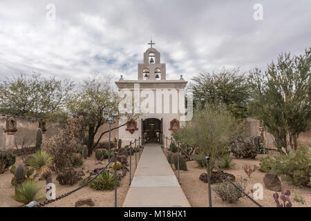 Tucson, Arizona, USA - Januar 9, 2018: Weiße Seite Kapelle mit Glockenturm für die Jungfrau von Guadalupe am historischen San Xavier Del Bac Mission steht in des Stockfoto