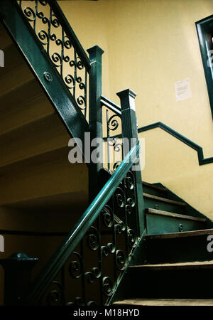 Die grüne und gelbe Treppenhaus zum 6. Stock hinauf Wohnanlage auf der Upper East Side von New York City. Stockfoto