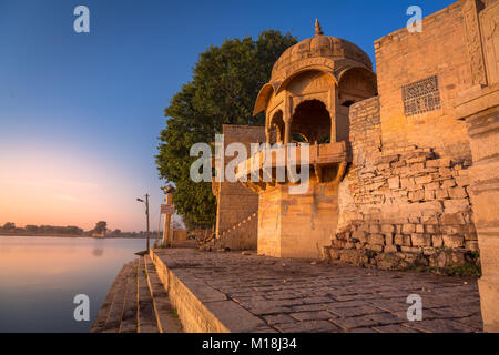 Gadi Sagar See (gadisar) Jaisalmer Rajasthan mit antiken Tempel und archäologischen Ruinen von Sunrise. Stockfoto