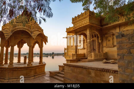 Gadi Sagar See (gadisar) Jaisalmer Rajasthan mit antiken Tempel und archäologischen Ruinen von Sunrise. Stockfoto