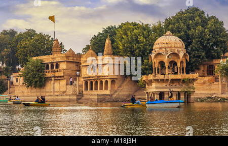 Gadi Sagar See (gadisar) Jaisalmer Rajasthan mit antiken Tempel und archäologischen Ruinen von Sunrise. Stockfoto