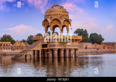 Gadi Sagar See (gadisar) Jaisalmer Rajasthan mit antiken Tempel und archäologischen Ruinen von Sunrise. Stockfoto