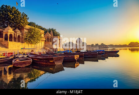 Gadi Sagar See (gadisar) - ein beliebtes Touristenziel mit antiken Architektur in Jaisalmer Rajasthan bei Sonnenaufgang. Stockfoto