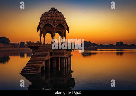 Gadisar (Gadi Sagar) See Jaisalmer, Rajasthan mit antiken Architektur bei Sonnenaufgang. Stockfoto