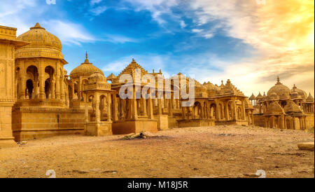 Historischen royal kenotaphe als Chhatris in Bada Bagh Jaisalmer Rajasthan bekannt. Stockfoto