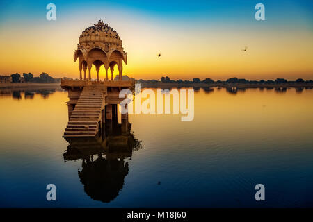 Gadi Sagar (See Gadisar) Jaisalmer, Rajasthan mit antiken Architektur bei Sonnenaufgang. Stockfoto