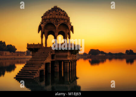 Gadi Sagar See (gadisar) Jaisalmer Rajasthan mit antiken Architektur bei Sonnenaufgang. Ein beliebtes Touristenziel in Rajasthan, Indien. Stockfoto