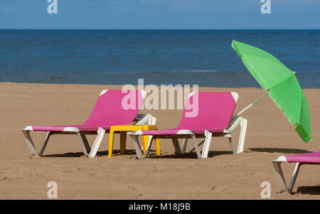 Stühlen und Sonnenschirm am Sandstrand. Die North Sea Beach Resort von Scheveningen, Den Haag (Den Haag), Niederlande. Stockfoto