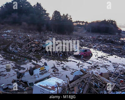 18. März 2011, Isobe, Soma, Fukushima, Japan, verwüstete Szene in Isobe Bezirk. Reis Felder wurden mit Meerwasser, Autos und Bauschutt aufgrund Tsunami gefüllt. Elektrischen Polen waren verbogen und Straße Signale wurden zerstört. Wasser, Gas und Strom wurden für Wochen in diesem Bezirk. Reisfeld ist jetzt entsalzt. Stockfoto