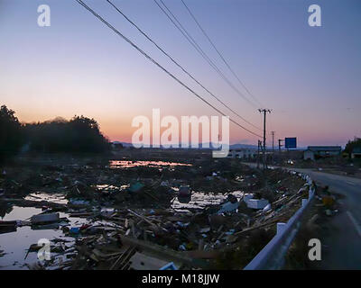 18. März 2011, Isobe, Soma, Fukushima, Japan, verwüstete Szene in Isobe Bezirk. Reis Felder wurden mit Meerwasser und Bauschutt aufgrund Tsunami gefüllt. Elektrischen Polen waren verbogen und Straße Signale wurden zerstört. Wasser, Gas und Strom wurden für Wochen in diesem Bezirk. Reisfeld ist jetzt entsalzt. Stockfoto