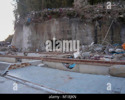 18. März 2011, Isobe, Soma, Fukushima, Japan, ein Wohnhaus von Tsunami am 11. März 2011 zerstört. Grundlage des Hauses war nur Links. Auf der Klippe hinter dem Haus, Schutt gefunden wurden, so dass man sich vorstellen kann, wie hoch die Flut war. Wasser, Gas und Strom wurden für Wochen in diesem Bezirk. Wie es bestanden 1 Woche nach der Katastrophe das Land schon trocken war. Stockfoto