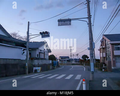 18 März 2011, weil dieses Wohngebiet, Isobe Bezirk im Soma, Fukushima, befindet sich auf dem höheren Niveau dachte, es ist in der Nähe vom pazifischen Ozean, Tsunami hat dieser Bereich jedoch nicht betroffen Isobe war einer der am meisten verwüsteten Gebiet in Soma, Fukushima. Kleinen geographischen Unterschied machte einen großen Unterschied in der Tsunami Katastrophe. Elektrischen Polen waren verbogen und Straße Signale wurden zerstört. Wasser, Gas und Strom wurden für Wochen in diesem Bezirk. Reisfeld ist jetzt entsalzt. Stockfoto