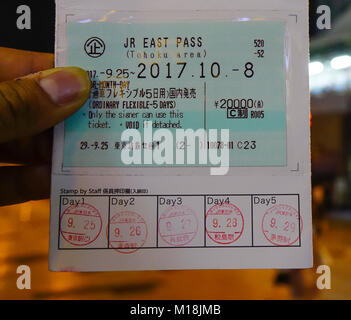 Tokyo, Japan - 29.Sep, 2017. Hand, die Japan Rail Pass am Bahnhof in Tokio, Japan. Stockfoto