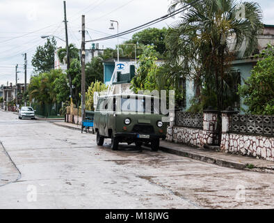 Holguin, Kuba - 31. August 2017: Retro suche Jäger Grün van an der Seite der Straße geparkt. Stockfoto