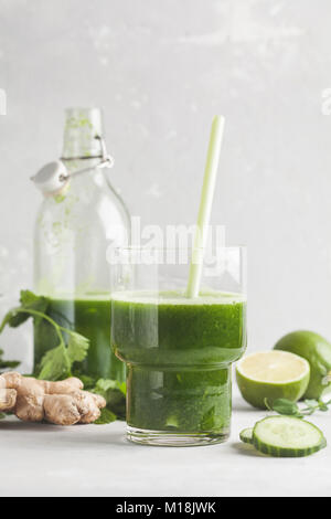 Gesundes grünes Gemüse detox Smoothies in einer Glasflasche. Vegan Gurke, Petersilie grüne Saft. Stockfoto