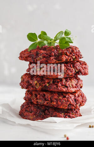 Rote Beete vegane Burger mit Kichererbsen und Kräutern. Gesunde vegetarische Essen Konzept. Stockfoto
