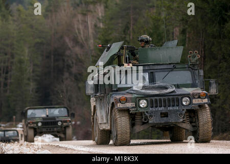 Soldaten der 287. Military Police Company, 97th Military Police Battalion, 89th Military Police Brigade, in Fort Riley, Kansas verhalten Konvoi Training während der Alliierten Geist VIII am 31.01.25, 2018 in Hohenfels, Deutschland. Rund 4.100 Soldaten aus 10 Nationen beteiligen sich an der Alliierten Geist VIII, einer multinationalen Übung entwickelt, um die Bereitschaft und die Fähigkeiten der Teilnehmer zu testen. (U.S. Armee Stockfoto