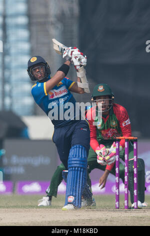 Dhaka, Bangladesch. 27 Jan, 2018. Sri Lankan cricketer Kusal Mendis (L) lofted im Finale in der ODI Tri geschossen - Serie zwischen Sri Lanka und Bangladesch auf der Sher-e-Bangla National Cricket Stadion in Mirpur, Dhaka am 27. Januar 2018. Credit: Pattin Peiris/Pacific Press/Alamy leben Nachrichten Stockfoto