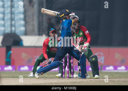 Dhaka, Bangladesch. 27 Jan, 2018. Sri Lankan cricketer Kusal Mendis (C) lofted im Finale in der ODI Tri geschossen - Serie zwischen Sri Lanka und Bangladesch auf der Sher-e-Bangla National Cricket Stadion in Mirpur, Dhaka am 27. Januar 2018. Credit: Pattin Peiris/Pacific Press/Alamy leben Nachrichten Stockfoto