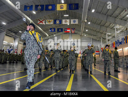 GREAT LAKES, Illinois (Dez. 14, 2017) Die Marine Band Märsche während Boot Camp Staffelung der Praxis rekrutieren Dez.14, 2017, am Mittelweg zeremoniellen Drill Hall, Recruit Training Command. Der Drill Hall Personal ist verantwortlich für die Leitung der wöchentlichen Pass-in-Review Zeremonie, die Vor 2,000-5.000 Gäste nimmt nur Boot Camp der Marine. Zwischen 30,000-40,000 Rekruten Absolvent jährlich nur von Boot Camp der Marine. (U.S. Marine Stockfoto