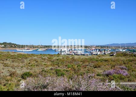 Blick über das Naturschutzgebiet in Richtung Hafen, Alvor, Algarve, Portugal, Europa. Stockfoto