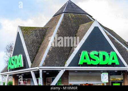 Northampton Großbritannien 06 Januar 2018: Asda Superstore logo Zeichen nach aussen. Stockfoto