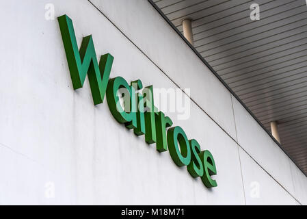 Northampton Großbritannien 06 Januar 2018: Waitrose Superstore logo Zeichen nach aussen. Stockfoto