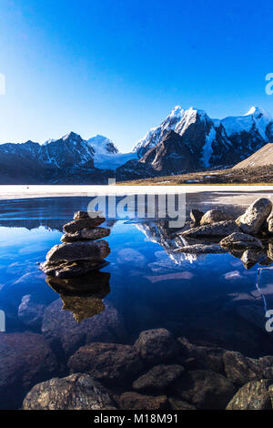 Eine der höchsten Gletscher See, der durch einen schön gepflasterten Straße erreicht werden kann, ist Gurudongmar, halb in der Zeit eingefroren. Stockfoto