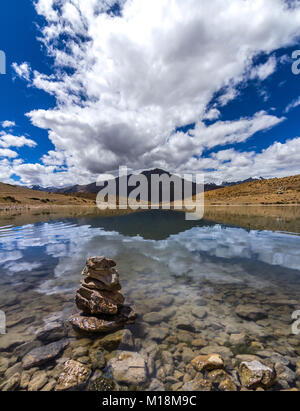 Reflexionen im dhankar Lake mit Wolken über dem Spiti Valley Stockfoto