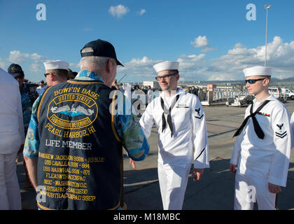 PEARL HARBOR (Jan. 26, 2018) - Matrosen der USS Missouri (SSN780) werden von Veteranen des United States Submarine Veterans begrüßt, Inc. nach der Änderung der Heimathafen von Virginia-Klasse schnell-Angriffs-U-Boot USS Missouri (SSN780) auf Pearl Harbor. USS Missouri (SSN780) in Pearl Harbor für ein Haus port Ändern von Groton, Connecticut angekommen. (U.S. Marine Stockfoto