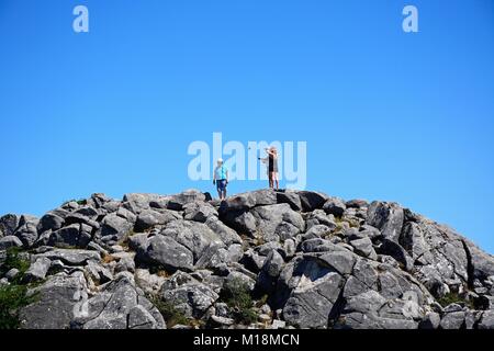 Touristen auf einem Berg eine selfie in die Berge von Monchique, Foia, Algarve, Portugal, Europa. Stockfoto