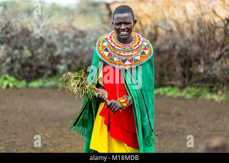 Massai Frau, die in ihrem Dorf Stockfoto