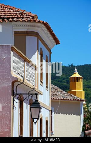 Ziemlich portugiesische Stadthaus und Schornstein in der Altstadt, Monchique, Algarve, Portugal, Europa. Stockfoto