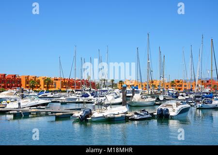 Luxus Yachten und Motorboote in der Marina mit Ferienwohnungen an der Rückseite, Portimao, Algarve, Portugal, Europa günstig. Stockfoto