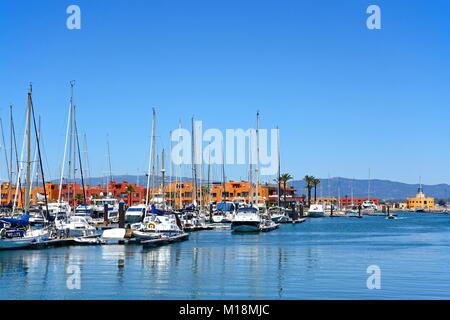 Luxus Yachten und Motorboote in der Marina mit Ferienwohnungen an der Rückseite, Portimao, Algarve, Portugal, Europa günstig. Stockfoto