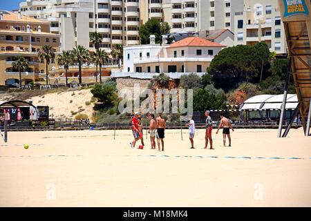 Gruppe der Teenager Jungs spielen Fußball am Strand, Portimao, Algarve, Portugal, Europa. Stockfoto