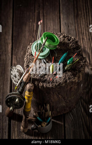 Vintage Angler Ausrüstung mit Schwimmern, Haken und Stangen Stockfoto