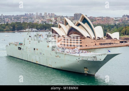 HMAS Canberra L02 Landing Helicopter Dock vor der Oper in Sydney Australien Tag während der Feierlichkeiten im Hafen von Sydney, 26. Januar 2018. Stockfoto