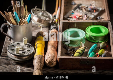 Ausrüstung für die Fischerei mit Schwimmern, Haken und Stangen Stockfoto