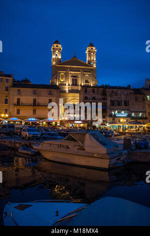 Korsika: Die night skyline von Bastia, die Stadt an der Unterseite des Cap Corse, aus dem Dock der kleine Hafen der Altstadt gesehen Stockfoto