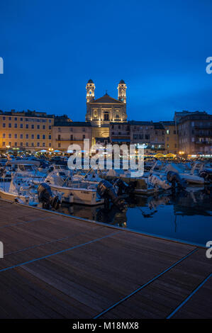 Korsika: Die night skyline von Bastia, die Stadt an der Unterseite des Cap Corse, aus dem Dock der kleine Hafen der Altstadt gesehen Stockfoto